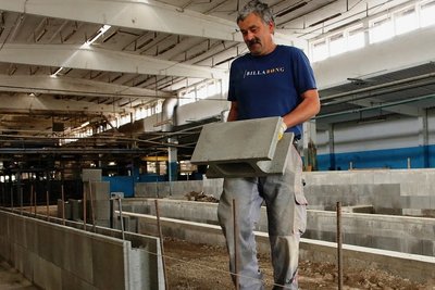 Michael Schmidt, Chef des gleichnamigen Baubetriebes aus Langenbernsdorf, arbeitet am Fundament der neuen Melkanlage.