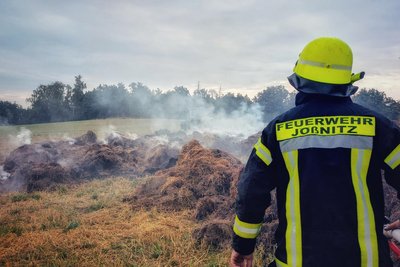 Ein massiver Misthaufenbrand hat am Rand der Stadt Plauen für einen Feuerwehreinsatz gesorgt.