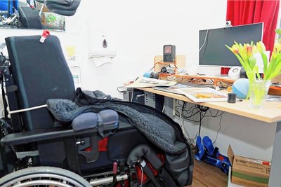 Hans-Jürgen Unger stellt an seinen PC-Arbeitsplatz seine Kalender zusammen.