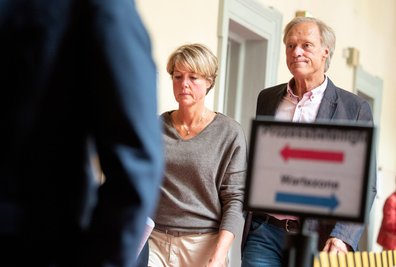 Christina Block und ihr Lebensgefährte Gerhard Delling auf dem Gerichtsflur.