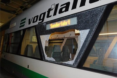Zerstörte Scheibe am Zug der Vogtlandbahn.