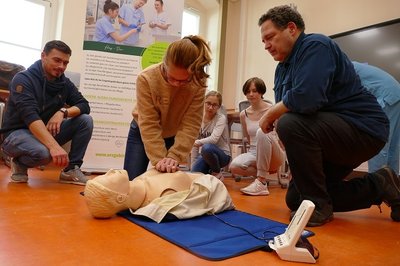Unter Anleitung von Anästhesie-Fachpfleger Daniel Naumann (rechts) übt Alina Vogel die Herzdruckmassage. Auch Emily Hofmann und Rachel Thalinger (hinten von links) sind ganz bei der Sache. 