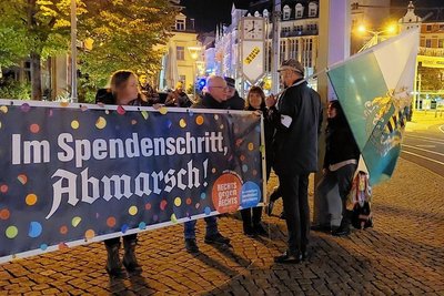 Freie Sachsen-Parteichef Martin Kohlmann (rechts), ein rechtsextremer Anwalt aus Chemnitz, sprach mehrere Teilnehmer einer Gegendemonstration direkt an.