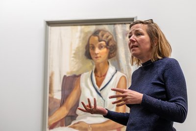 Kuratorin Anja Richter vor „Porträt einer Dame“ von August Jansen, 1931.