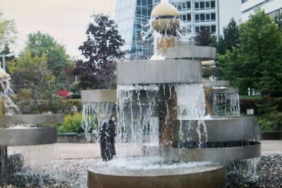 Der Metallbrunnen von Horst Hartmann wurde 1976 vor dem Klinikum Chemnitz, damals Karl-Marx-Stadt, aufgestellt und 2018 demontiert.