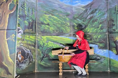 Eine Szene des Märchenspiels „Rotkäppchen und der Wolf“.