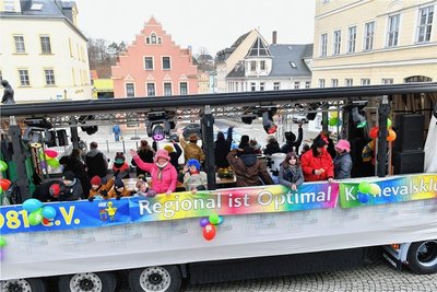 Die Vereinsmitglieder auf ihrer Truckfahrt durch die Hainichener Innenstadt.