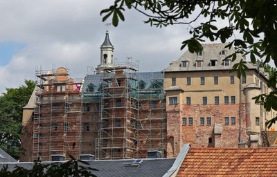Noch stehen Baugerüste am Schloss Lichtenstein. Doch inzwischen sind erste Ergebnisse der Restauration und Rekonstruktion weithin sichtbar.