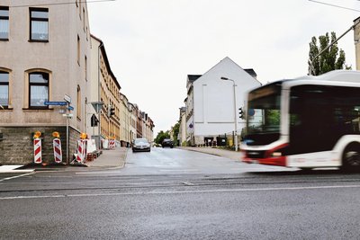 Die Jacobstraße wird zwischen Marienthaler Straße und Julius-Seifert-Straße ab Montag halbseitig gesperrt.