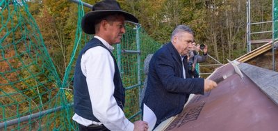 Wie es sich gehört, las Zimmerermeister Heiko Tietze (l.) beim Richtfest den Richtspruch vor. Oberbürgermeister Rolf Schmidt schlug vor den Augen der Handwerker die Richtnägel ein. 