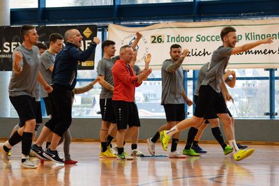 Die Mannschaft des Riesenschnauzer SV jubelt über den Sieg nach Neunmeterschießen im Spiel um Platz 3.