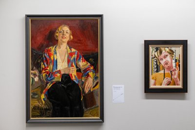 „Dame im Pyjama“ (links) von Karlis Miesnieks aus dem Jahr 1933 und „Mädchen mit Perlenkette“ von Carel Willink, 1925.