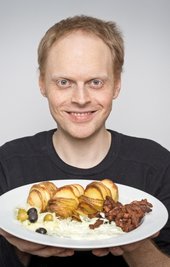 Patrick Schönfeld aus Dresden aß früher Steak, heute lieber veganes Gyros. "Früher war mein Lieblingsessen Zigeunersteak. Heute ist es veganes Gyros mit Hasselback Potatoes. Ich bin seit acht Jahren Veganer und habe zuvor schon anderthalb Jahre vegetarisch gelebt. Irgendwann konnte ich einfach nicht mehr vor mir selbst rechtfertigen, dass ich Fleisch esse und dadurch Tierleid verursache. In meiner veganen Anfangszeit habe ich viel Reis, Kartoffeln und Nudeln gegessen. Heute ernähre ich mich vielseitiger und stelle einige Lebensmittel selbst her. Dadurch komme ich beim Einkauf recht günstig weg. Vegan kann aber auch teuer sein, weil die Ersatzprodukte einiges kosten. Darauf verzichte ich größtenteils. Ich gehe dafür lieber einmal mehr im veganen Restaurant essen." Patrick Schönfeld hat Produktdesign studiert und ist jetzt Hochschulmitarbeiter.