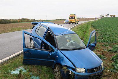 Der VW war nach rechts von der Straße abgekommen und in einem Seitengraben gelandet.