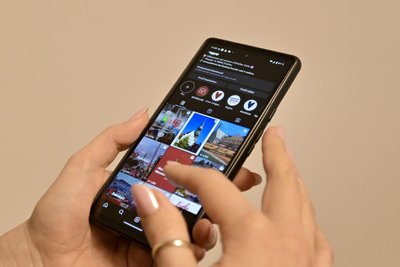 Garant für Lebensnähe: Die 25-Jährige filmt und bearbeitet ihre Clips auf dem Smartphone, ohne aufwendige Technik.