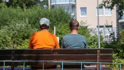 Vater und Sohn, die anonym bleiben möchten. Seit 22 Jahren leben sie gemeinsam, ohne die Mutter. Der Sohn arbeitet acht Stunden täglich in einer Werkstatt für rund 210 Euro im Monat, der Vater bezieht eine Erwerbsunfähigkeitsrente. 