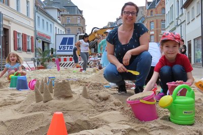 Elisa (6) und ihre Mutti Katy Knobloch gehörten zu den ersten, die zu Schippe, Schaufel und Gießkanne griffen.