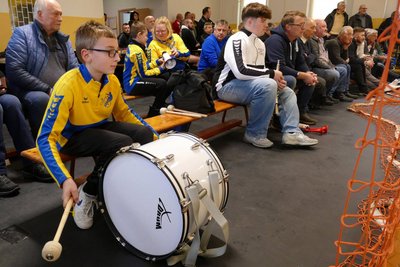 Auch die Fans anderer Vereine sorgten in der Niederlautersteiner Halle mit Trommeln für mächtig Stimmung.