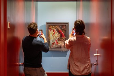 „Artisten“ von Jenö Gabor, 1933, fotografiert im roten Treppenaufgang des Museums Gunzenhauser.