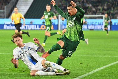 Hartnäckiger Außenseiter: Paderborns Calvin Brackelmann (l) stoppt den Wolfsburger Adam Daghim im Relegations-Hinspiel.