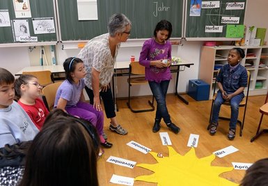Lehrerin Silke Langer unterrichtet an der Charles-Darwin-Grundschule Chemnitz Kinder von Zuwanderern im Fach Deutsch als Zweitsprache.