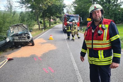 Die S 184 zwischen Freiberg und Weißenborn war Sonntagmittag unfallbedingt gesperrt. Im Bild: Dirk Bellmann, Leiter der Freiwilligen Feuerwehr Zug.