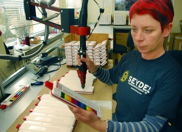 Daniela Seifert, Leiterin der Triola-Produktion in der Klingenthaler Mundharmonika-Manufaktur C. A. Seydel Söhne, verschraubt Teile für das aktuelle Triola-Modell. Einst konisch, ist das Instrument seit gut einem Vierteljahrhundert rechteckig und erfreut sich inzwischen auch international großer Beliebtheit.