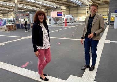 Bahnhofsmanagerin Ute Stuhr und Uwe Neumann, Regionalchef der Bahn-Tochter DB Station & Service. 