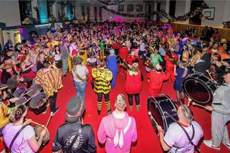 800 Gäste bei Rosenmontagsparty in Limbach - Ausgelassene Stimmung herrschte gleich zu Beginn der Rosenmontagsparty im Jahnhaus beim Auftritt der Hartmannsdorfer Schalmeien.