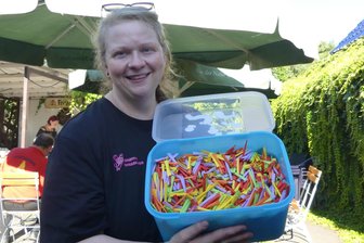 800 Gewinne: Tombola-Erlös beim Handwerker- und Handarbeitsmarkt in Schellenberg ein Riesenerfolg - Denise Riedel freute sich über die vielen verkauften Lose in Schellenberg. Der Erlös bleibt in der Region.