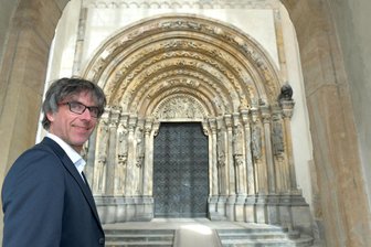 800 Jahre Goldene Pforte: Ein Jubiläum voller Kunst und Musik - diese Höhepunkte sollten Gäste kennen - Domkantor Albrecht Koch an der Goldenen Pforte im Dom St. Marien zu Freiberg.