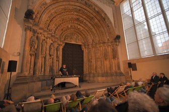 800 Jahre Goldene Pforte in Freiberg: Gelungener Auftakt der Jubiläumswoche - Scotty Böttcher machte mit dem Vibrafon die Goldene Pforte akustisch erlebbar.