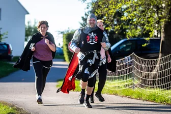 800 Jahre Kaufungen: Die verrücktesten Kostüme beim Ritter-Kunz-Lauf - Ritter in Bewegung: René Heyn läuft im historischen Kostüm durch Kaufungen.