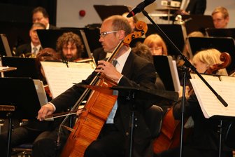 800 Jahre Kürbitz: Große Nachfrage nach Festkonzert in der Salvatorkirche - Peter Manz spielt in der Vogtland-Philharmonie Violoncello.