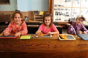 800 Jahre Neumark: Wenn in der Kirche Fangen gespielt wird - Melody, Ebba und Lisbeth probieren im Alten Kantorat Schule a la Urgroßvater aus.