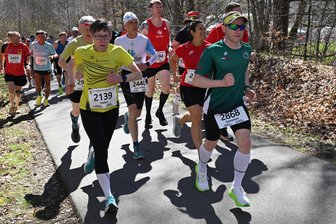 800 Läufer meistern Marathon durchs Göltzschtal - Der Göltzschtalmarathon erlebte die 57. Auflage – hier der Start über die Halbmarathon-Distanz.