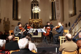 800-Seelen-Gemeinde Hirschfeld macht ein Kammerkonzert zu ihrer ganz persönlichen Sache: Zwischen Streichquartett und Speckfettbemme - 85 Minuten Schwerstarbeit: Mi Sa Yang, Yuko Hara, Matthijs Broersma und Carole Petitdemange (von links) gastierten als Quatuor Ardeo mit den Goldberg-Variationen von Johann Sebastian Bach  in der Hirschfelder Michaeliskirche.