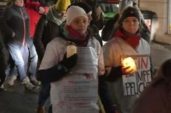 800 "Spaziergänger" in der Innenstadt - Einige protestierten mit Kerzen und Aufschrift gegen eine Impfpflicht.