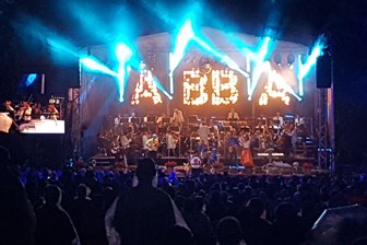 800 warten im Regen auf ABBA-Show - Etwa 800 Besucher warteten im Regen auf die ABBA-Show, die den Auftakt zum Mittelsächsischen Kultursommer markierte.