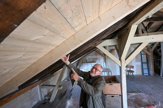 8000 Dachziegel und ein verschwunden geglaubtes Kunstwerk: Sanierung des Limbacher Esche-Museums überrascht - Bauverantwortlicher Jörg Riedel auf dem Museumsdachboden, der saniert werden musste.