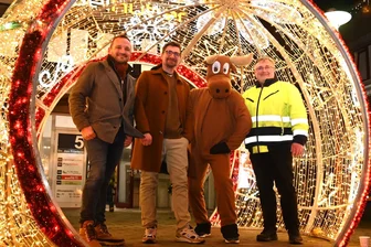 8000 Euro für Kinderhospiz und Tierschutz: Firmen im Gewerbegebiet an B 169 verteilen Weihnachtsgeschenke - Dirk Kommol (l.), Philipp Berndt und Thoms Mencwel (r.) von drei der beteiligten Firmen.