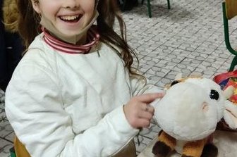 8000 Kinder in 80 Dörfern beschenkt - So sieht in den Unterkarpaten Freude über eine Stoffkuh aus.