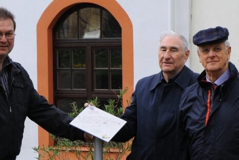 81-Jähriger hinterlässt reiches Lebenswerk - Joachim Mehnert (r.) im Jahr 2013 mit Dieter Rausendorff und Ralf Graupner beim Aufstellen von Infotafeln in Schlettau. 