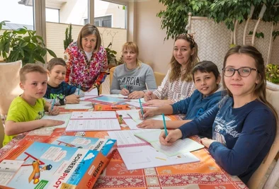 Ute Schreiter (3.v.l.) hat zwei Familien aus der Ukraine aufgenommen. Weil Sprachkurse rar sind, hilft sie ihnen beim Deutsch lernen. 
