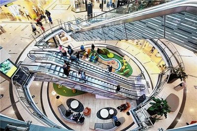 Auf und Ab in der Stadt-Galerie in Plauens Zentrum. Während dort zuletzt wieder Traditionsgeschäfte geschlossen hatten, eröffnet am Donnerstag im Obergeschoss ein Moderiese. 