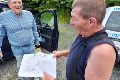 Gerd Tischler aus Bamberg mit Zeichnungen seiner Kinder zu deren erlebnisreichen Besuch im Schaubergwerk für Steffen Gerisch (rechts).