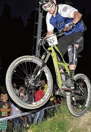 Höhepunkt: Downhill bei Flutlicht.