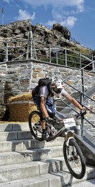 Ein Aussichtsgipfel zum Drauf-Abfahren: Zu den Prüfungen des Enduro Race beim Vogtland-Bike-Marathon am Samstag in Schöneck gehörte unteranderem auch eine Treppenabfahrt am Alten Söll, dem Berg mitten in der Stadt. Im Bild: Christopher Niemann aus Plauen.