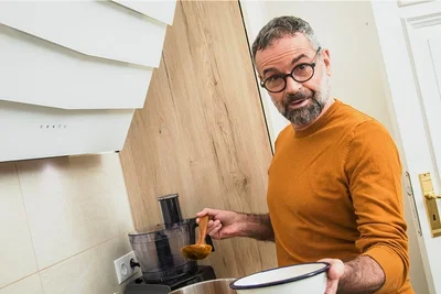 Eine Schale mit selbst gemachter Kürbissuppe gefällig? Ist gesund und hat wenige Kalorien.