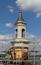 Vor reichlich zwei Monaten abgenommen, nun wieder obenauf: die Wetterfahne und die Kugel auf dem Turm.